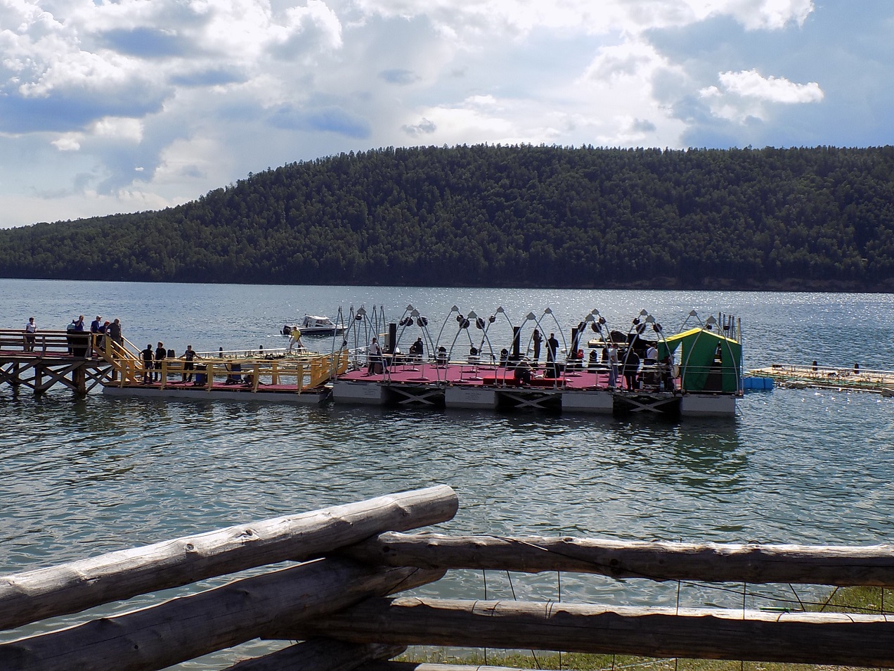 Площадки из понтонов для летнего кафе на воде